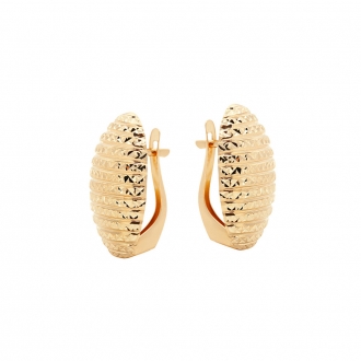 Złote kolczyki na biglu