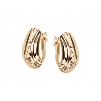 Złote kolczyki na biglu