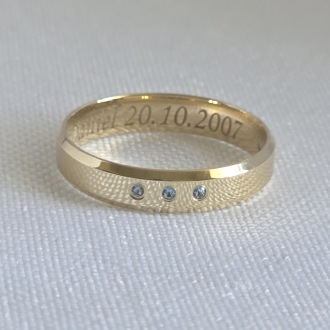 Obrączka złota KRF (szer. 4mm, wykończenie: poler, 3 x cyrkonia niebieska)