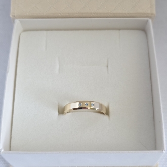 Obrączka złota KRF (szer. 4mm, wykończenie: poler, 3 x cyrkonia niebieska)