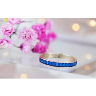 Złoty pierścionek z niebieskimi cyrkoniami