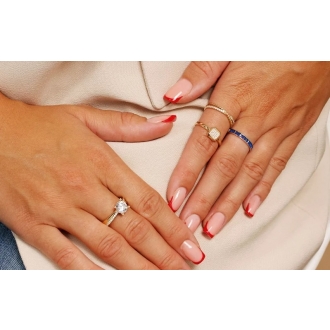 Złoty pierścionek z niebieskimi cyrkoniami