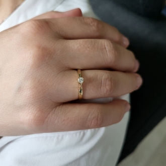 Złoty pierścionek zaręczynowy z cyrkonią PM001