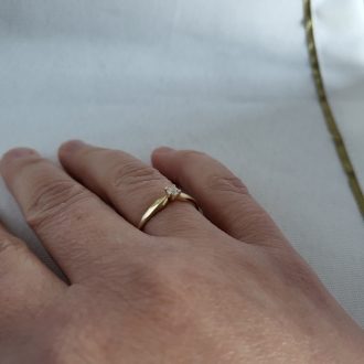 Złoty pierścionek zaręczynowy z cyrkonią PM002