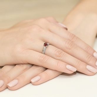 Pierścionek z białego złota z granatem i brylantami BD106G/W