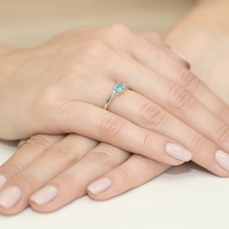 Pierścionek zaręczynowy z białego złota z topazem i brylantami BD10T/W