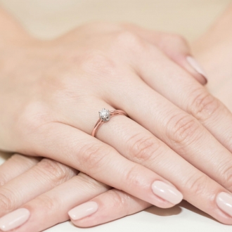 Pierścionek z różowego złota z brylantem 0.15ct BD133/R