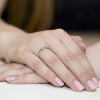 Pierścionek z różowego złota z brylantem 0.10ct BD134/R