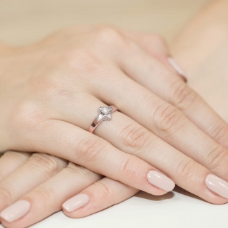 Pierścionek z różowego złota z brylantem 0.12ct BD155/R