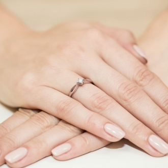 Pierścionek z różowego złota z brylantem 0.12ct BD171/R