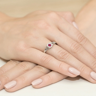 Pierścionek z białego złota z rubinem i brylantami BD185R/W