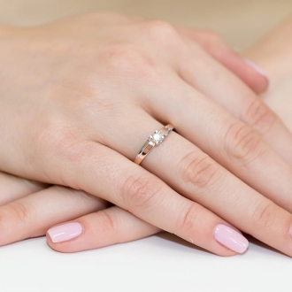 Pierścionek z różowego złota z brylantem 0.12ct BD246/R