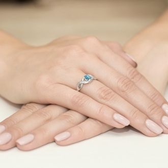 Pierścionek zaręczynowy z białego złota z topazem i brylantami BD28T/W