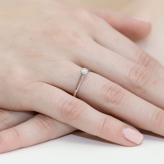Pierścionek zaręczynowy z białego złota z brylantem 0.13ct BD42/W