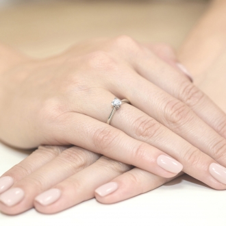 Pierścionek zaręczynowy z białego złota z brylantem 0.10ct BD47/W