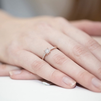 Pierścionek z różowego złota z brylantami 0.12ct BD55/R