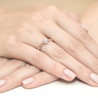 Pierścionek z różowego złota z brylantem 0.15ct BD62/R