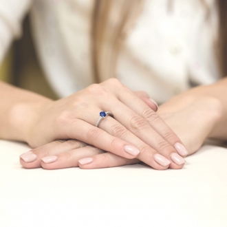 Pierścionek zaręczynowy z białego złota z szafirem i brylantami BD67S/W