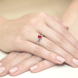 Pierścionek z białego złota z rubinem i brylantami BD68R/W