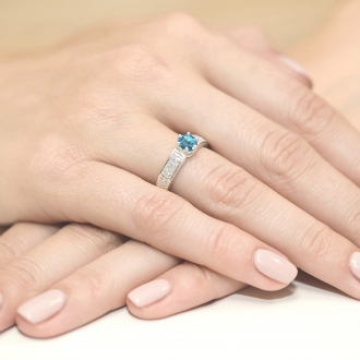 Pierścionek zaręczynowy z białego złota z topazem i brylantami BD75T/W