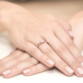Pierścionek z różowego złota z brylantem 0.08ct BD7/R