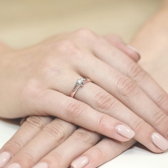Pierścionek z różowego złota z brylantem 0.10ct BD88/R