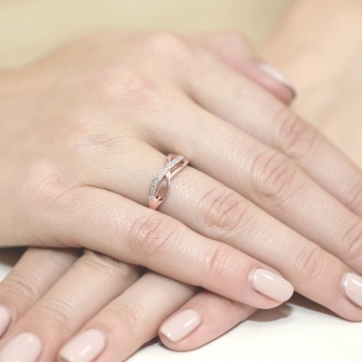 Pierścionek z różówego złota z brylantami 0.06ct BD90/R