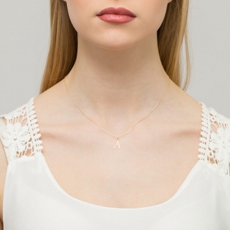 Złota zawieszka mała literka A z brylantem 0,005ct ZBD069A