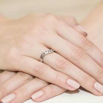 Pierścionek zaręczynowy z białego złota z brylantami 0.02ct BD109/W