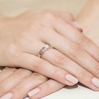 Pierścionek z różowego złota z brylantem 0.10ct BD124/R