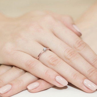 Pierścionek z różowego złota z brylantem 0.10ct BD131/R