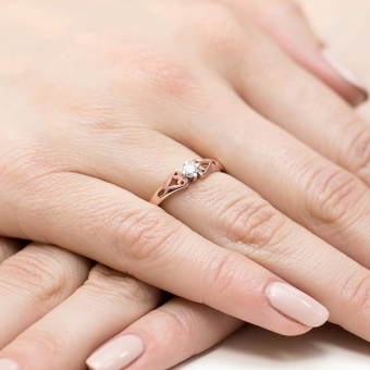 Pierścionek z różowego złota z brylantem 0.10ct BD13/R