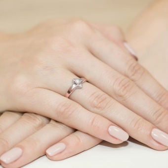 Pierścionek z różowego złota z brylantem 0.12ct BD155/R