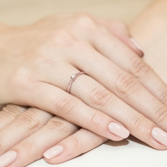 Pierścionek z różowego złota z brylantem 0.03ct BD175/R