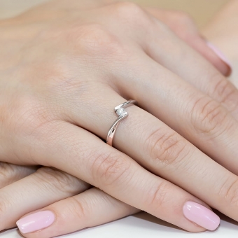 Pierścionek z różowego złota z brylantem 0.10ct BD180/R