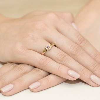 Złoty pierścionek z rubinem i brylantami BD185R
