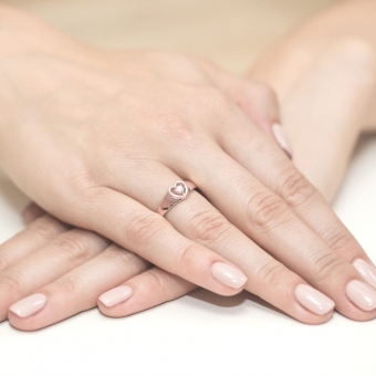 Pierścionek z różowego złota serce z brylantem 0.04ct BD1/04/R