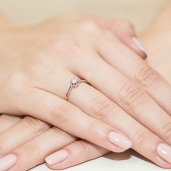 Pierścionek z różowego złota z brylantem 0.08ct BD209/010/R