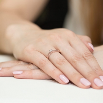 Pierścionek z różowego złota z brylantem 0.08ct BD226/08/R