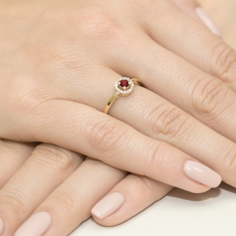 Złoty pierścionek z rubinem i brylantami BD238R