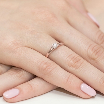 Pierścionek z różowego złota z brylantem 0.20ct BD240/R