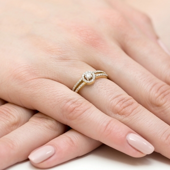 Złoty pierścionek zaręczynowy z brylantami 0.31ct BD272