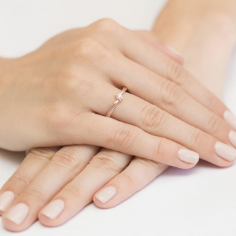Pierścionek z różowego złota z brylantem 0.04ct BD324/R