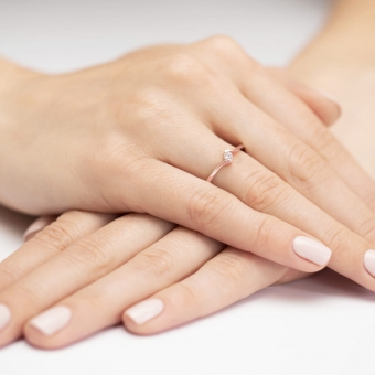 Pierścionek z różowego złota z brylantem 0.09ct BD332/R