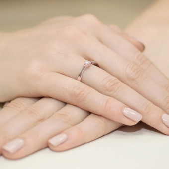 Pierścionek z różowego złota z brylantem 0.12ct BD340/R