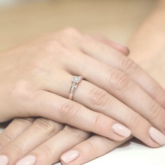 Pierścionek z różowego  złota z brylantami 0.13ct BD34/R