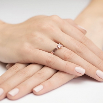 Pierścionek różowy złota z brylantem 0.08ct BD360/W