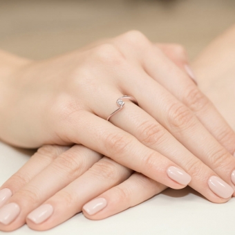 Pierścionek z różowego złota z brylantem 0.09ct BD366/R