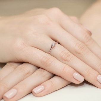 Pierścionek z różowego złota z brylantem 0.09ct BD370/R