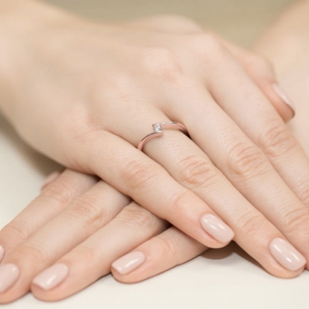 Pierścionek z różowego złota z brylantem 0.09ct BD371/R